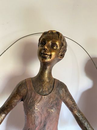 Figuras decorativas de niños jugando