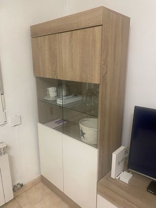 Vitrina color roble,blanco y cristal. URGE VENDER