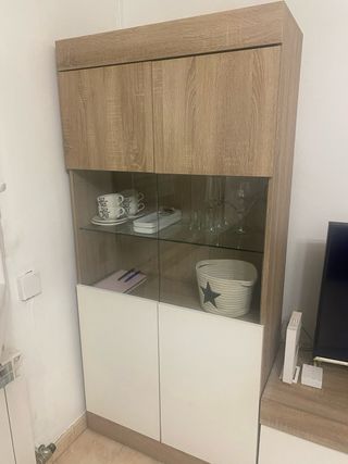 Vitrina color roble,blanco y cristal. URGE VENDER