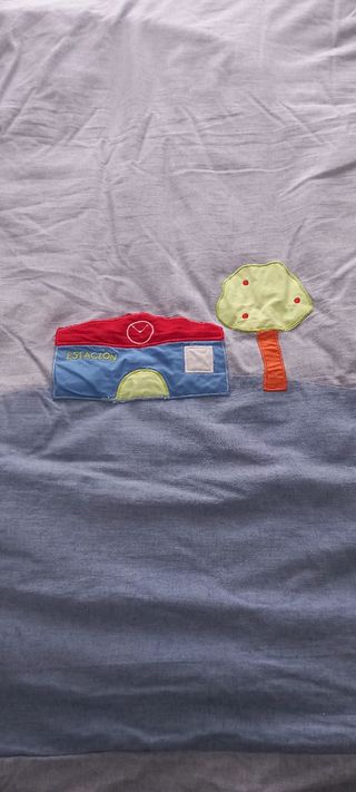 Edredón cuna con diseño de estación y árbol