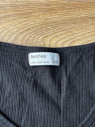 Top corto negro manga larga