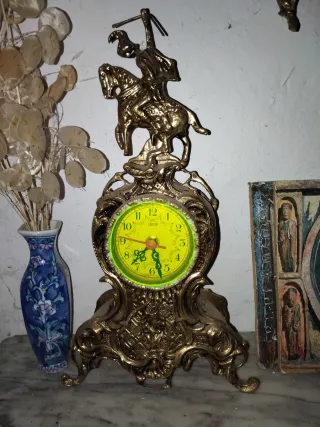 Reloj de sobremesa dorado con figura ecuestre