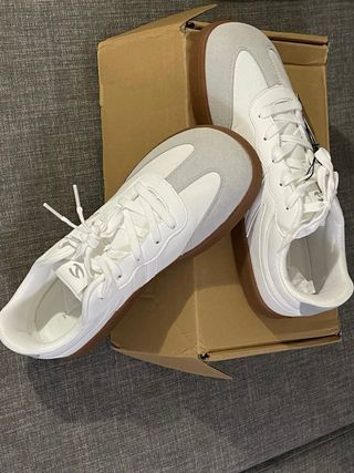 Zapatillas barefoot grises y blancas