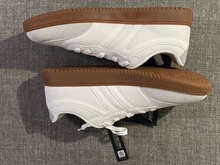 Zapatillas barefoot grises y blancas