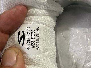 Zapatillas barefoot grises y blancas