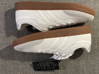 Zapatillas barefoot grises y blancas