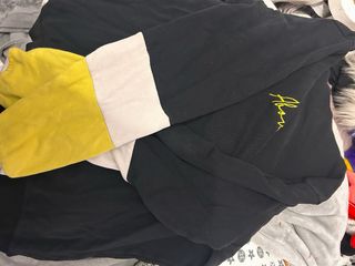 Sudadera negra con bordado amarillo