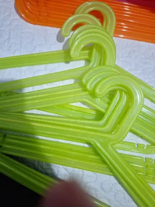 Lote de Perchas de Plástico