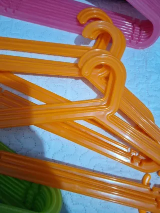 Lote de Perchas de Plástico