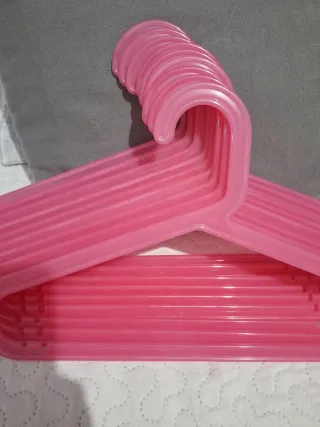 Lote de Perchas de Plástico