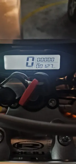 Moto deportiva negra y roja completamente nueva.