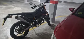 Moto deportiva negra y roja completamente nueva.