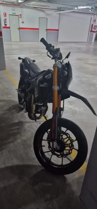 Moto deportiva negra y roja completamente nueva.