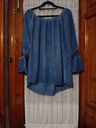 Blusa vaquera fluida con escote Bardot