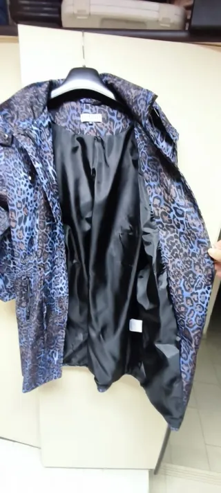 Chaqueta impermeable con estampado de leopardo