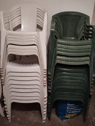 Sillas de plástico apilables (blancas y verdes)