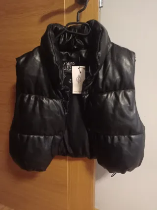 Chaleco polipiel negro Stradivarius