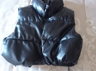 Chaleco polipiel negro Stradivarius