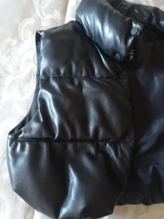 Chaleco polipiel negro Stradivarius