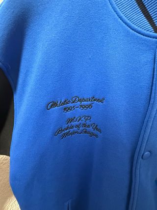 Chaqueta estilo béisbol azul y negra