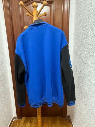 Chaqueta estilo béisbol azul y negra