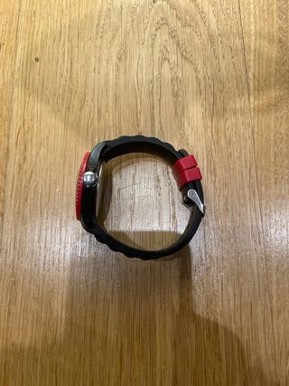 Reloj Negro con Correa Negra y Roja