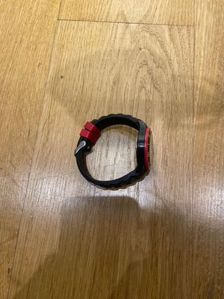 Reloj Negro con Correa Negra y Roja