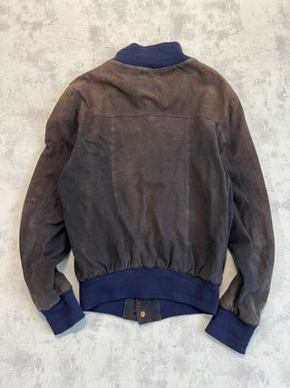 Cazadoras Marrón y Azul ante