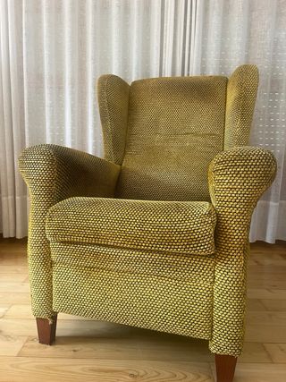 Sillón orejero color verde en muy buen estado.