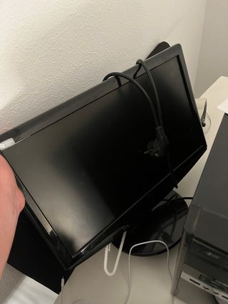 Torre PC con tastiera, mouse, altoparlanti e stampante