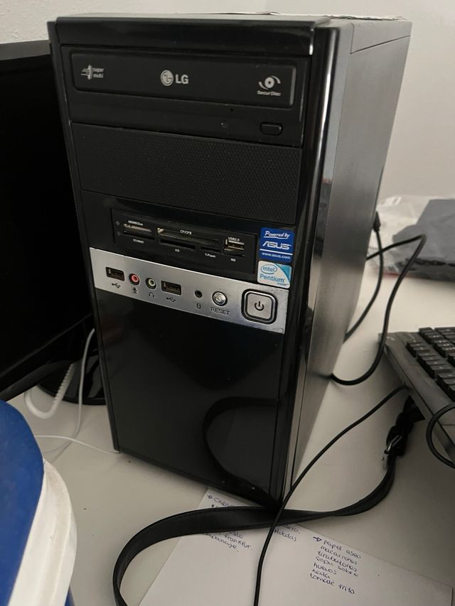 Torre PC con tastiera, mouse, altoparlanti e stampante