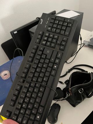 Torre PC con tastiera, mouse, altoparlanti e stampante