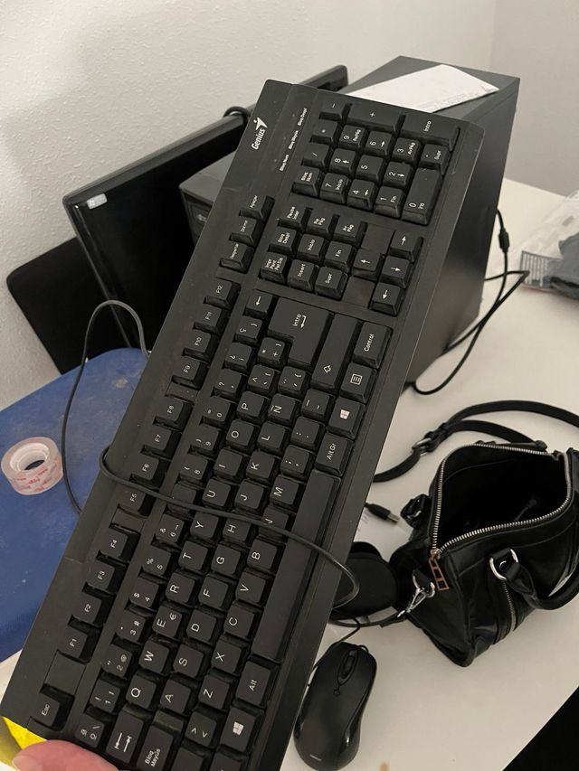 Torre PC con tastiera, mouse, altoparlanti e stampante