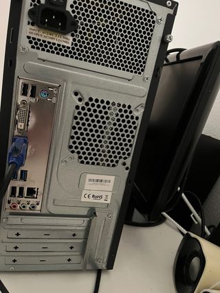 Torre PC con tastiera, mouse, altoparlanti e stampante