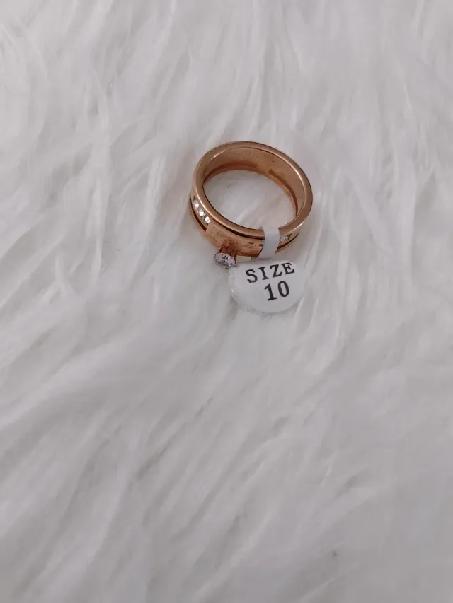 Anillo dorado con circonitas