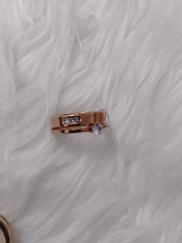 Anillo dorado con circonitas