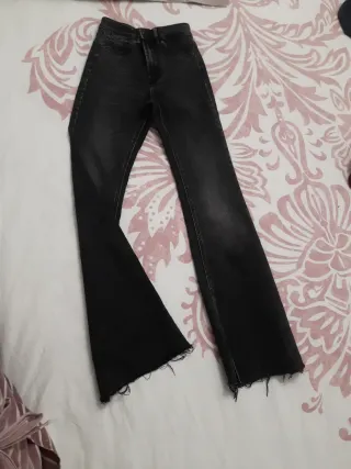 Pantalón campana Stradivarius T.32