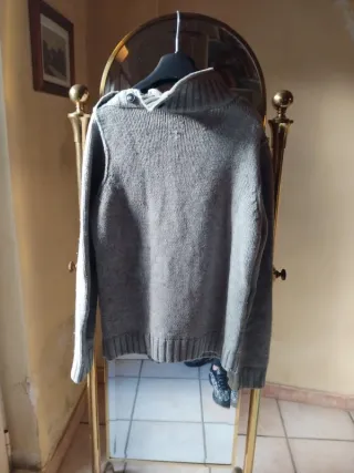 Maglione grigio collo alto