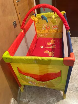 Cuna de viaje con estampado infantil y colchon.