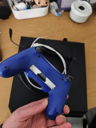 PS4 (PlayStation 4) Negra + Mando Azul