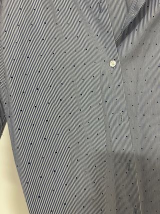 Camisa de rayas y topos azul