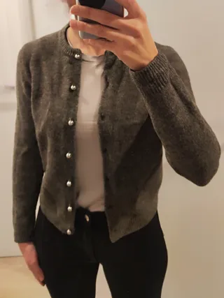 Cárdigan gris con botones metálicos