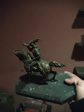 Estatua de bronce de indio a caballo