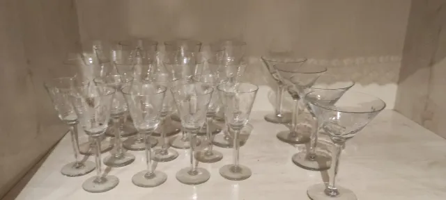 23 copas de cristal: vino, agua y cóctel