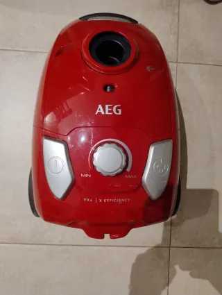 Aspirador AEG con bolsa rojo
