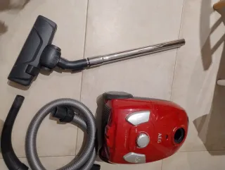 Aspirador AEG con bolsa rojo