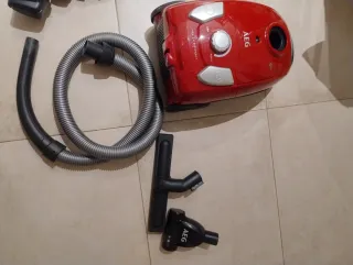 Aspirador AEG con bolsa rojo