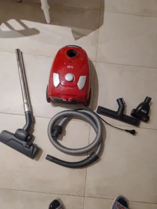 Aspirador AEG con bolsa rojo