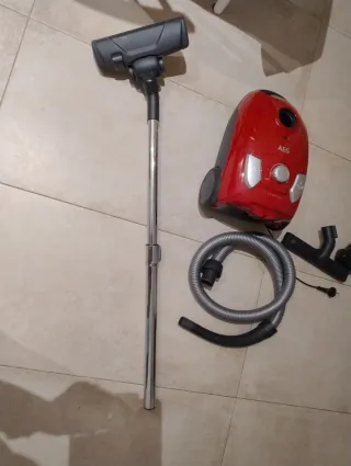 Aspirador AEG con bolsa rojo