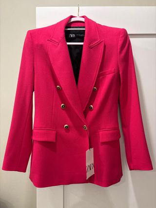 Americana fucsia Zara.  Elegante y con hombreras